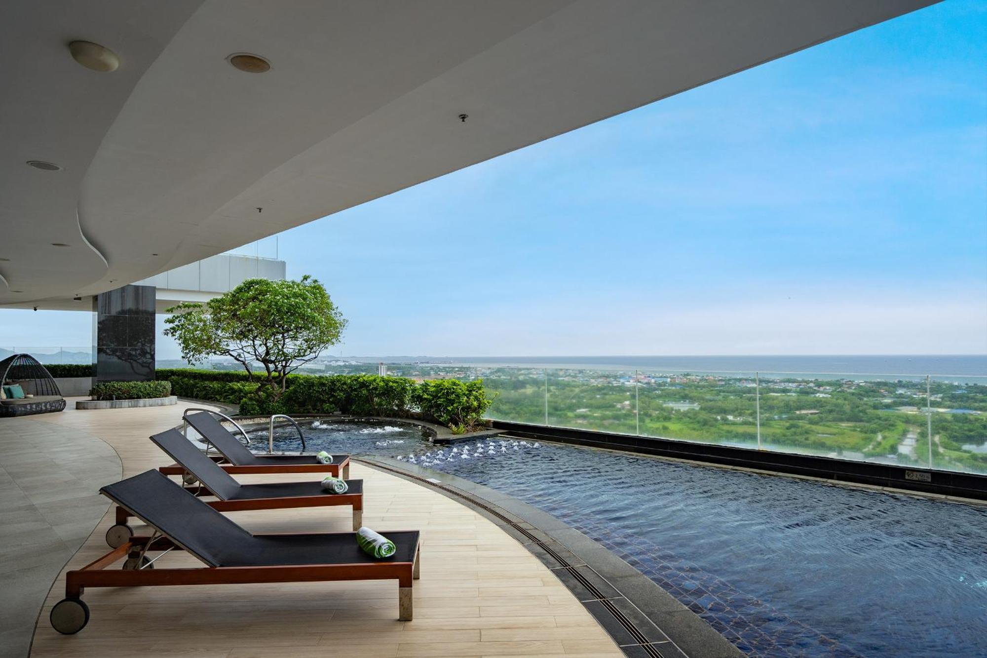 Holiday Inn & Suites Rayong City Centre By Ihg Exterior photo